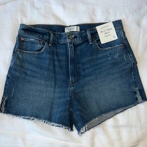 Abercrombie & Fitch high rise 4” mom short